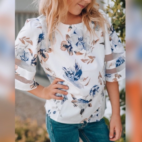 A Chic Tea Time Mesh Inset Blouse - Picture 4 of 7